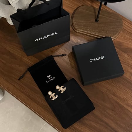 حلق CHANEL ذهبي