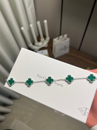 إسوارة Van cleef فضي - أخظر