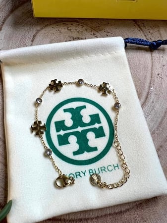 إسوارة TORY BURCH معدن ذهبي بفصوص ماستر كواليتي