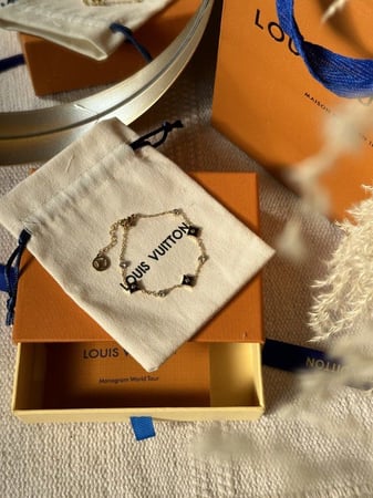 إسوارة LOUIS VUITTON معدن ذهبي أسود