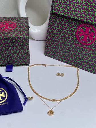 سلسال مع حلق TORY BURCH معدن ذهبي بفصوص كرستال زركون ماستر كواليتي