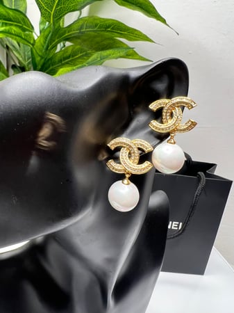 حلق شانيل ذهبي بلؤلؤ