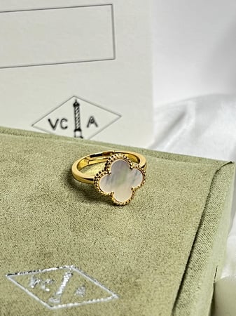 خاتم Van cleef ذهبي _ صدفي