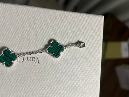 إسوارة Van cleef فضي - أخظر