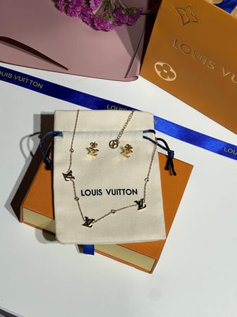 سلسال LOUIS VUITTON ذهبي