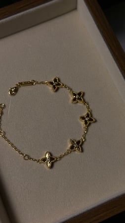 إسوارة Van cleef ذهبي