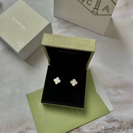 طقم van cleef  ذهبي - صدفي