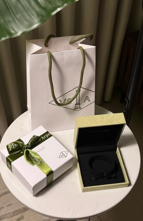 إسوارة Van cleef ذهبي