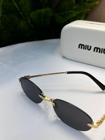 نظارة miu miu أطار ذهبي عدسة أسود