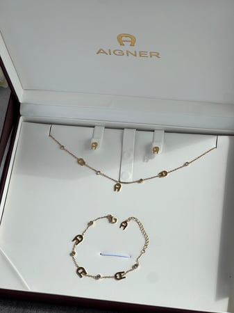 طقم  AIGNER ذهبي