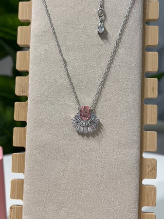 سلسال سوارفيسكي فضي كريستالة وردي