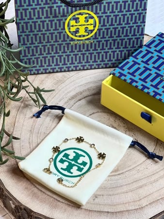 إسوارة TORY BURCH معدن ذهبي بفصوص ماستر كواليتي