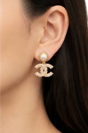 حلق CHANEL ذهبي