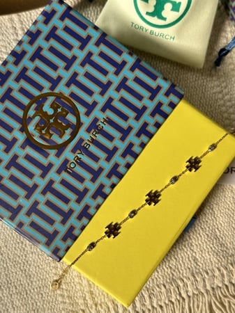 إسوارة TORY BURCH معدن ذهبي بفصوص ماستر كواليتي