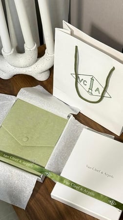 سلسال مع حلق شوكر  Van cleef الوان