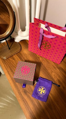 إسوارة TORY BURCH معدن ذهبي بفصوص ماستر كواليتي