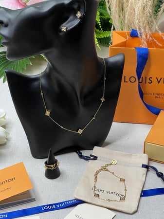 طقم لويس فيتون