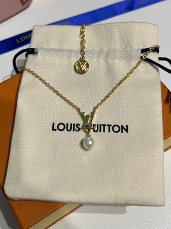 سلسال LOUIS VUITTON ذهبي