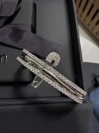 إسوارة المشبك apm ( فضي - مكس )