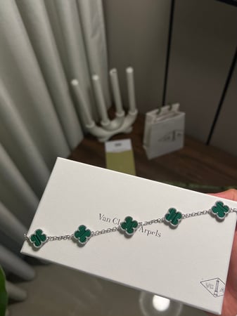 إسوارة Van cleef فضي - أخظر