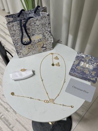 طقم DIOR ذهبي 4 قطع