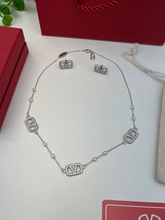 سلسال مع حلق VALENTINO فضي