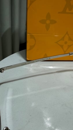 نظارة LOUIS VUITTON ( لونين )