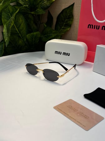 نظارة miu miu أطار ذهبي عدسة أسود