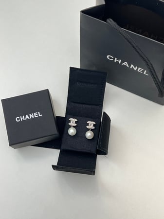 حلق CHANEL فضي