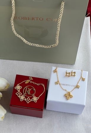 طقم   roberto coin ذهبي