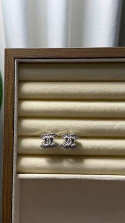 حلق شانيل فضي