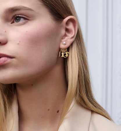 حلق Dior ذهبي حروف