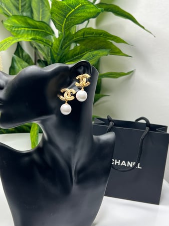 حلق شانيل ذهبي بلؤلؤ