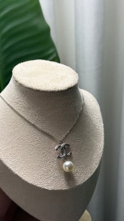 سلسال CHANEL ( فضي - ذهبي ) بلؤلؤ