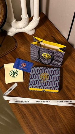 إسوارة TORY BURCH معدن ذهبي بفصوص ماستر كواليتي