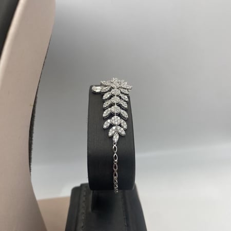 طقم ابيضّ تصميم الماس ذهب عيار 18 الوزن 40.8 جرام