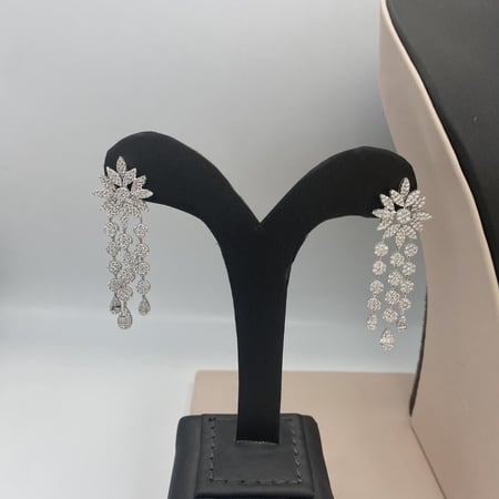 طقم ابيضّ تصميم الماس ذهب عيار 18 الوزن 40.8 جرام