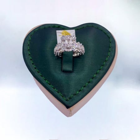 خاتم ذهب أبيض عيار 18 الوزن 2.55 جم