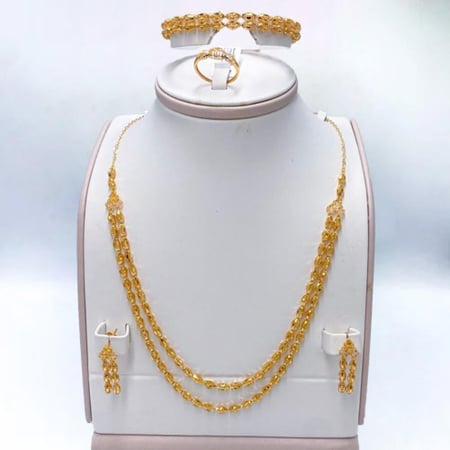 تفاصيل دقيقة لطقم ذهب عيار 21 من عقد الوفاء