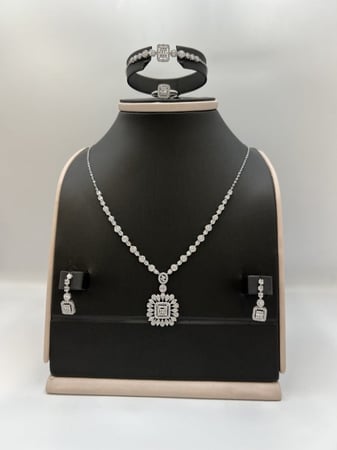 طقم ذهب ابيض عيار 18 الوزن 14جرام