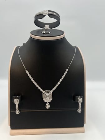 طقم ذهب عيار 18 الوزن 14.46جرام