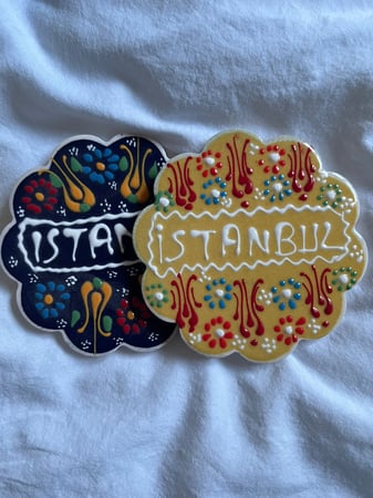 كوستر سراميك تركي مصنوع يدويا  بعبارة ISTANBUL