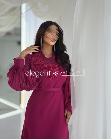 فستان نسائي طويل بتصميم انسيابي أنثوي