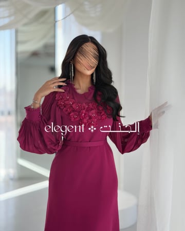 فستان طويل نسائي بتفاصيل وردية راقية