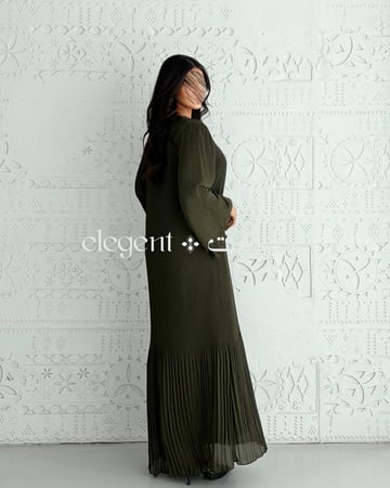 جلابية زيتي بقصة انسيابية مريحة