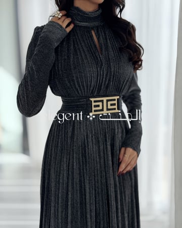 إبراز البليسيه الكامل في فستان فاخر