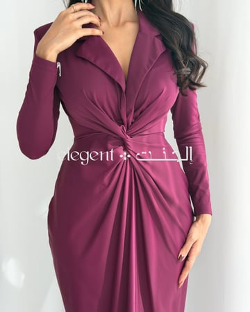 فستان عنابي بإطلالة فخمة وناعمة