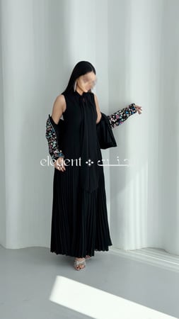 إطلالة راقية بفستان أسود شيفون وجاكيت مطرز مناسب للسهرات – إلجنت
