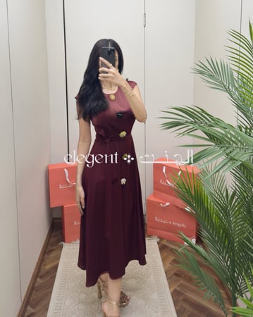 فستان ميدي عنابي بتفاصيل أزرار ذهبية وأكمام كاب تنسيق أنثوي أنيق