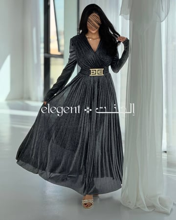 فستان سهرة بقصة V ساترة بتصميم أنيق